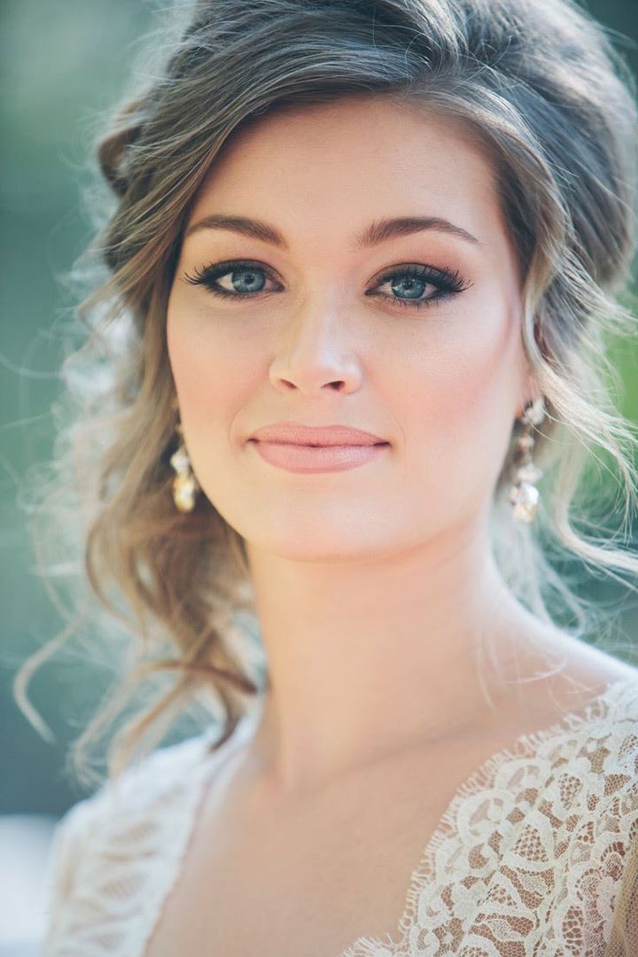 en lille Ufrugtbar Natura Wedding Day Makeup - Eyelashes, Eyeshadow, Lipstick, Gloss